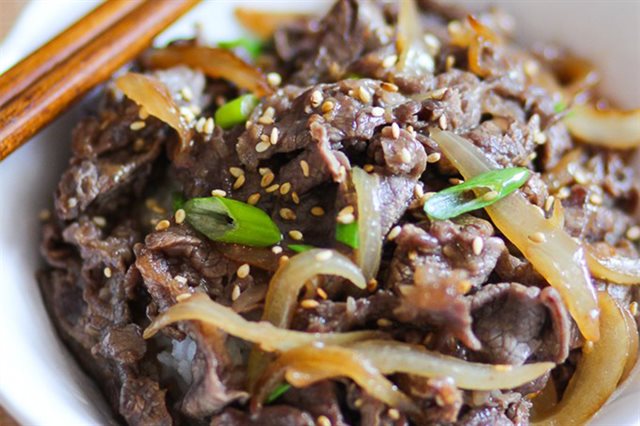 Thịt Bò Xào Hành Tây Mè
