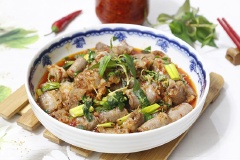 Đảo đều và xúc lòng non xào sa tế ra đĩa thưởng thức khi còn nóng thì ngon tuyệt vời, món lòng giòn không bị dai nhách, không hề đắng chút nào, thêm vị cay cay nhẹ nhàng của sa tế cùng hương thơm đặc biệt của rau răm khiến cả nhà gắp không ngừng đũa luôn.