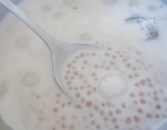 Cho viên khoai môn, bột báng, 200ml nước cốt dừa vào, nấu khoảng 10 phút.
