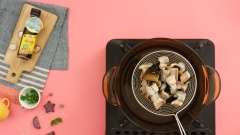 Luộc lươn sơ qua nước nóng, vớt lươn ra dĩa rồi ướp cùng 1 muỗng cà phê nước mắm Hải Nhi.