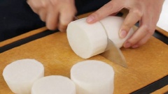 Gừng gọt vỏ, hành tây và hành thái hạt lựu. Củ cải gọt vỏ, rửa sạch, cắt khoanh dày 3cm. Dùng dao hoặc thìa khoét một lỗ ở giữa củ cải. Sau đó nhồi hỗn hợp thịt bò vào chổ đã khoét. Đun sôi một nồi nước, rồi cho củ cải nhồi thịt bò vào hấp trong 20 phút. Nước củ cải hấp sau khi hấp xong để riêng ra.