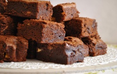 Brownies sau khi chín cắt ra làm 16 miếng vuông nhỏ xếp ra đĩa và thưởng thức. Bánh có thể bảo quan trong tủ lạnh trong vòng 4-5 ngày bằng cách đậy một lớp giấy nến lên trên cho bánh khỏi khô.