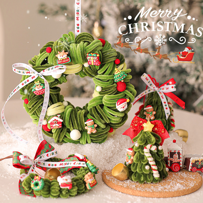 Weihnachtlicher Türkranz und Baumschmuck mit Glocken