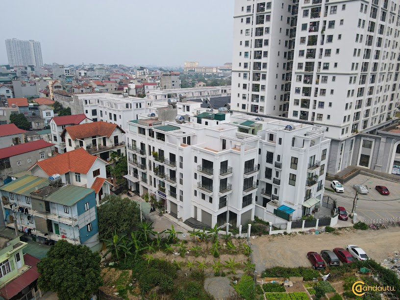 <p>Liền kề Hateco Apollo được thiết kế như sau:</p>
<ul>
<li>Tổng số căn: 83 căn</li>
<li>Độ cao: 3 tầng đến 4 tầng</li>
<li>Diện tích: 60m2 - 125m2</li>
</ul>
<p>Các căn liền kề được phân khu tại 3 ô đất: TT01, TT02, TT 03. Cụ thể:</p>
<ul>
<li>Ô đất TT 01: 38 căn, độ cao 3 đến 4 tầng</li>
<li>Ô đất TT 02: 10 căn, độ cao 4 tầng</li>
<li>Ô đất TT 03: 15 căn, độ cao 4 tầng</li>
</ul>