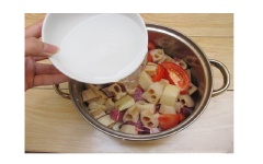 Cho củ sen đã luộc vào nồi cùng thịt bò, cà chua, gừng và 1 muỗng cà phê muối, đường. Đổ một chén nước vào nồi và bắc lên bếp nấu ở lửa vừa.