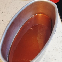 Đổ caramel còn đang nóng ra khuôn. Đảo đều khuôn cho caramel chảy đều. Để nguội, sờ thấy cứng mặt là được.