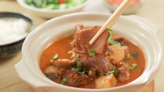 Vịt om chao khoai sọ có hương vị đậm đà, thơm dậy mùi chao, thịt vịt mềm ngọt cùng với khoai sọ bùi bùi, đây là phiên bản lẩu vịt nấu chao gần gũi với bữa cơm gia đình. Vịt om chao khoai sọ ăn với cơm nóng hoặc bún đều rất ngon, chấm thêm sốt chao cay cay nữa là hết ý. Với chiếc nồi cơm điện Hitachi siêu tiện lợi, bạn có thể vừa nấu cơm vừa nấu 1 món mặn chung một lúc mà hương vị vẫn thơm ngon, cơm chín đều không bị ám mùi nhiều. Còn chần chờ gì mà không mua ngay một chiếc nồi cơm điện Hitachi hay ho về nhà và nấu Vịt om chao khoai sọ chiêu đãi gia đình thôi nào.