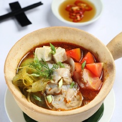 Bún nghêu xào nóng hổi hứa hẹn sẽ là món ăn sáng hấp dẫn và đầy đủ dưỡng chất cho cả nhà. Vị chua chua, thanh thanh của món bún nghêu chắc chắn giúp bạn thêm ấm lòng trong những ngày lạnh.