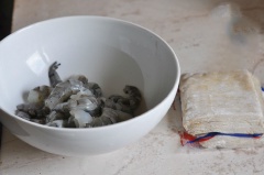 Tôm lột vỏ, rạch phía trên lưng để bỏ phần chỉ đen. Rửa sạch, lau bằng khăn cho thật ráo.