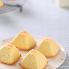Lấy bánh ra, cho lên vỉ, để nguội. Sản phẩm ra lò rồi đó! Nhanh tay để thưởng thức thôi chứ.
