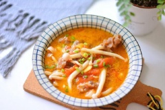 Món canh thịt bò nấm linh chi trắng cực kì dễ nấu với hương vị đậm đà, xen lẫn chút chua chua rất tuyệt khi ăn vào những ngày cơ thể nóng bức đấy. Nào cùng mình lưu lại công thức và nấu bạn nhé.