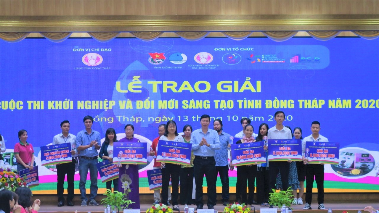 Nhóm H2DT nhận “Giải Ba” và “Giải Chuyên đề ý tưởng sáng tạo”