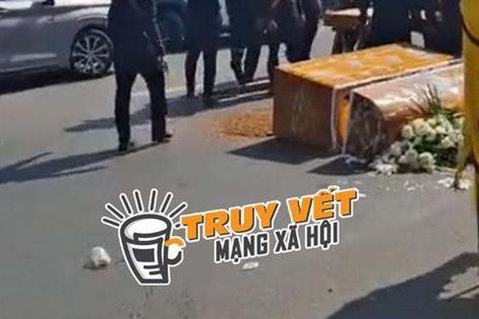 Xôn xao clip đạo tì ở TPHCM làm rơi quan tài trong lúc đưa tang - Báo Người Lao Động