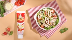 Như vậy chỉ với các bước đơn giản là các bạn đã chế biến xong món salad mực nướng dẫn thơm ngon vô cùng độc đáo cho bữa ăn gia đình. Món ăn không chỉ có màu sắc hấp dẫn, bắt mắt mà khi ăn các bạn sẽ cảm nhận được những miếng mực ngon ngọt được kết hợp cùng với các loại rau củ giòn ngon. Chắc chắn món salad mực sẽ là một món ăn lý tưởng để các chị em phụ nữ đổi mới được thực đơn của bữa cơm gia đình mình.