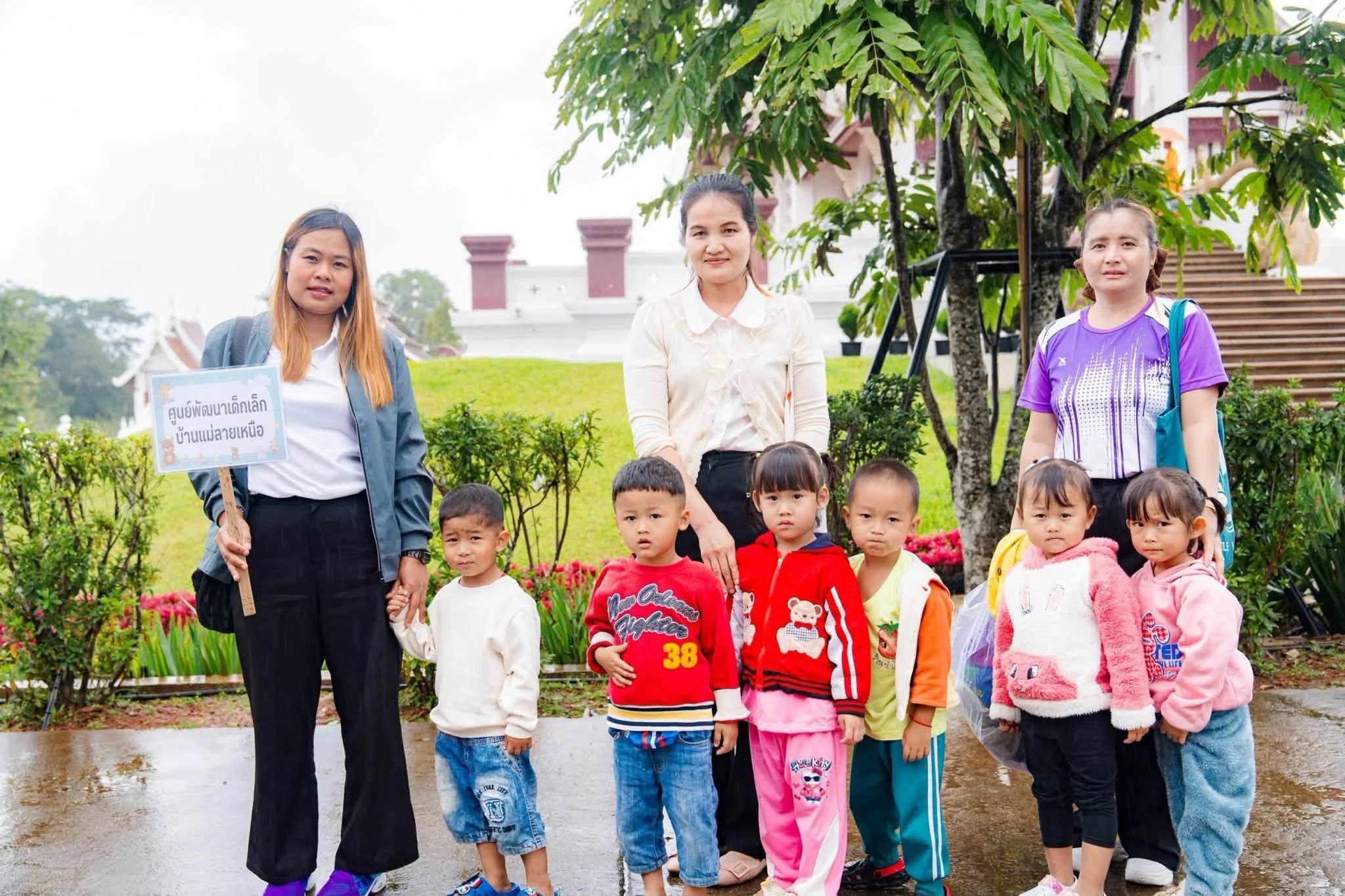 ภาพประกอบ ข่าวเกี่ยวกับนักเรียนตอนนี้มาแรง….เทศบาลตำบลบ่อหลวง โดยการนำของนายกเทศมนตรีประนอม  หล้าจู  ได้นำนักเรียนอนุบาล 9 โรงเรียน ในเขตตำบลบ่อหลวง มาทำกิจกรรมที่วัดบ้านขุน พระภิกษุ และพี่เ