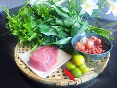 Rau lang nhặt bỏ phần gốc, lá già, chỉ lấy phần ngọn non. Sau đó rửa thật sạch, ngâm nước muối loãng khoảng 30 phút rồi rửa lại, vớt ra để ráo.