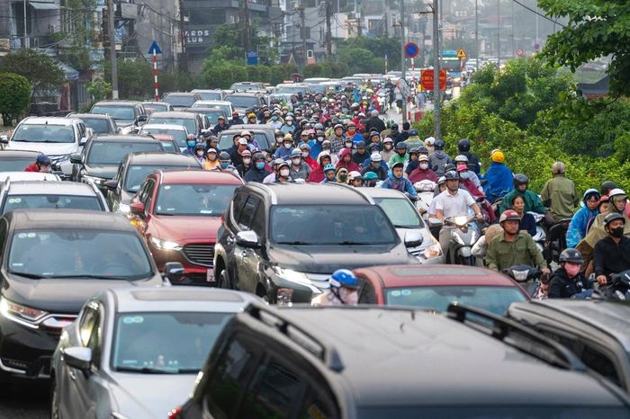Ùn ứ giao thông khi cầu Long Biên tạm ngừng lưu thông - Đài Phát thanh và truyền hình Hà Nội