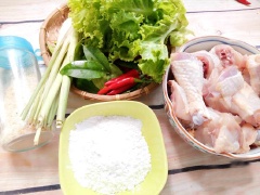 Trước tiên cho rang riêng từ loại đậu xanh, gạo tẻ vào muối cho chúng có khô và có mùi thơm thì cho tất cả và máy xay nhỏ để thu được muối rang. Thịt gà ta chặt thành những miếng nhỏ vừa ăn. Ướp thì gà với 1/4 muỗng cà phê tiêu sau đó bọc màng thực phẩm để khoảng 10 phút trong ngăn mát tủ lạnh.