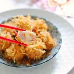 Làm nóng chảo với lượng dầu đủ ngập tôm chiên. Khi dầu bắt đầu sôi, lần lượt thả từng viên tôm vào chiên cho đến khi vàng đều. Lưu ý trong suốt quá trình chiên, bạn chỉ nên để lửa vừa, thậm chí khi dầu nóng, nhiệt độ của dầu đã cao bạn có thể hạ bớt lửa thêm một chút để tránh làm món chiên nhanh cháy bên ngoài mà lớp bên trong chưa được chín, thậm chí bị cháy khét biến chất. Nhưng cũng không nên để lửa nhỏ quá khiến món chiên bị ỉu và ngấm nhiều dầu mất đi độ ngon nhất định. Gắp tôm ra đĩa có lót sẵn giấy thấm dầu.
