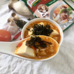Cho rong biển vào cuối cùng khi trình bày món để rong biển còn giữ vị ngon. Trình bày đậu hũ non sốt nấm rong biển ra dĩa và thưởng thức kèm cơm nóng.
