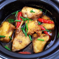 Cho ít dầu và 2 muỗng canh đường vàng vào tộ, khuấy đều, để lửa nhỏ. Khi thấy đường chuyển sang màu cánh gián thì cho phần củ hành, tỏi băm còn lại vào, rồi cho tiếp cá đã ướp vào kho. Khi cá bớp kho sôi lên thì nhẹ nhàng lật trở cá, cho nước vào xăm xắp cá bớp kho tộ. Nếm xem cá bớp kho tộ đã vừa chưa và nêm thêm nếu cần. Thỉnh thoảng trở cá cho các miếng nằm trên thấm đều gia vị. Kho đến khi nước cá bớp kho tộ cạn sánh thì thêm ít tiêu, hành lá vào rồi tắt bếp.