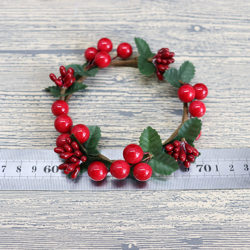 Weihnachtlicher Kerzenkranz mit roten Beeren