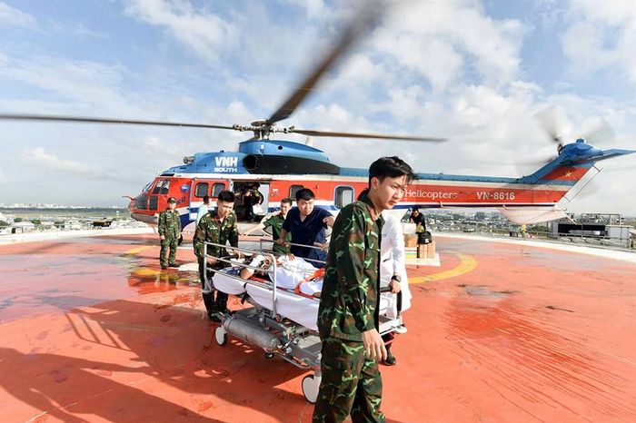 Bay xuyên đêm đưa 2 bệnh nhân từ Trường Sa về đất liền an toàn - Báo Văn hóa