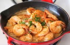 Đun chảy 2 muỗng canh bơ, cho tôm vào chảo, nêm vào 1/2 muỗng cà phê muối, 1/3 muỗng cà phê tiêu, đảo đều khoảng 2-3 phút với lửa vừa cho tôm chuyển màu đỏ thì tắt bếp, cho tôm ra để riêng. Sau đó tỏi băm vào chảo, phi thơm rồi thêm vào 60ml nước dùng gà, 20ml nước cốt chanh, đun đến khi lượng nước còn 1/2 thì cho 6 muỗng canh bơ vào, đun chảy bơ. Tiếp đến cho tôm vào rim lửa nhỏ. Khi hỗn hợp gần cạn thì cho vào ngò tây, xóc đều lên rồi tắt bếp.