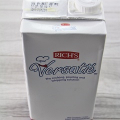Chuẩn bị nguyên liệu với tỷ lệ: 50 ml kem béo (Rich's lùn), 20 ml kem topping (topping base - có vị ngọt), 20 ml sữa tươi không đường và 1/4 muỗng cà phê muối.