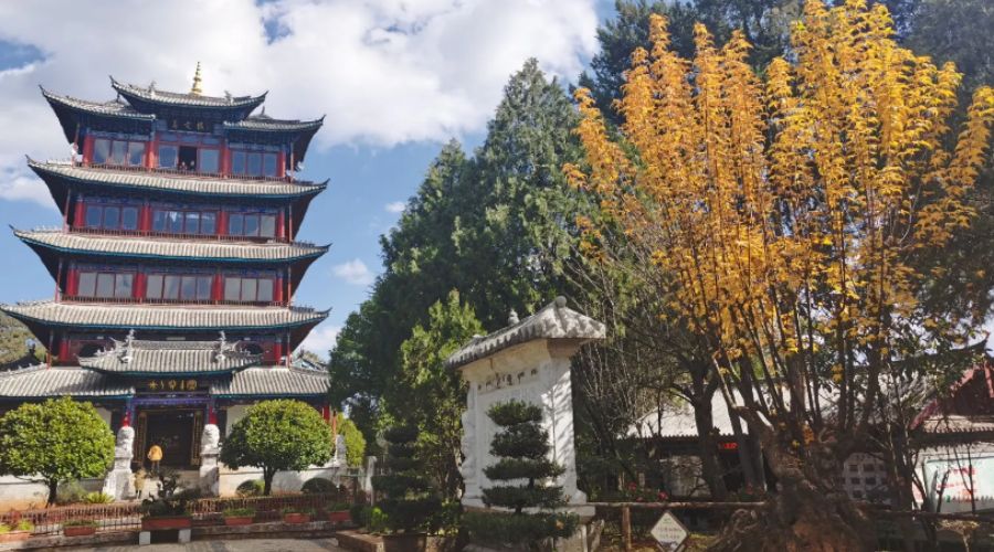 Tòa tháp Vạn Cổ Lâu uy nghi trên đỉnh núi Sư Tử