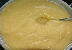 Đậu xanh ngâm trong nước 4 tiếng cho nở mềm, rồi vo sạch, vớt ra để ráo. Cho đậu vào nồi, đổ nước ngập qua đậu, nấu sôi ở lửa nhỏ cho đến khi đậu xanh chín mềm, vừa nấu vừa khuấy để đậu không cháy. Đậu chín hớt bớt nước, cho đường, vani vào khuấy đều. Lúc này cực quan trong để cho ra món chè ngon đấy, bạn dùng muỗng đánh đều đến khi đậu xanh sánh lại, đặc sệt là được. Hoặc bạn có thể cho vào máy xay rồi cho ra nấu lại lần nữa cũng được.