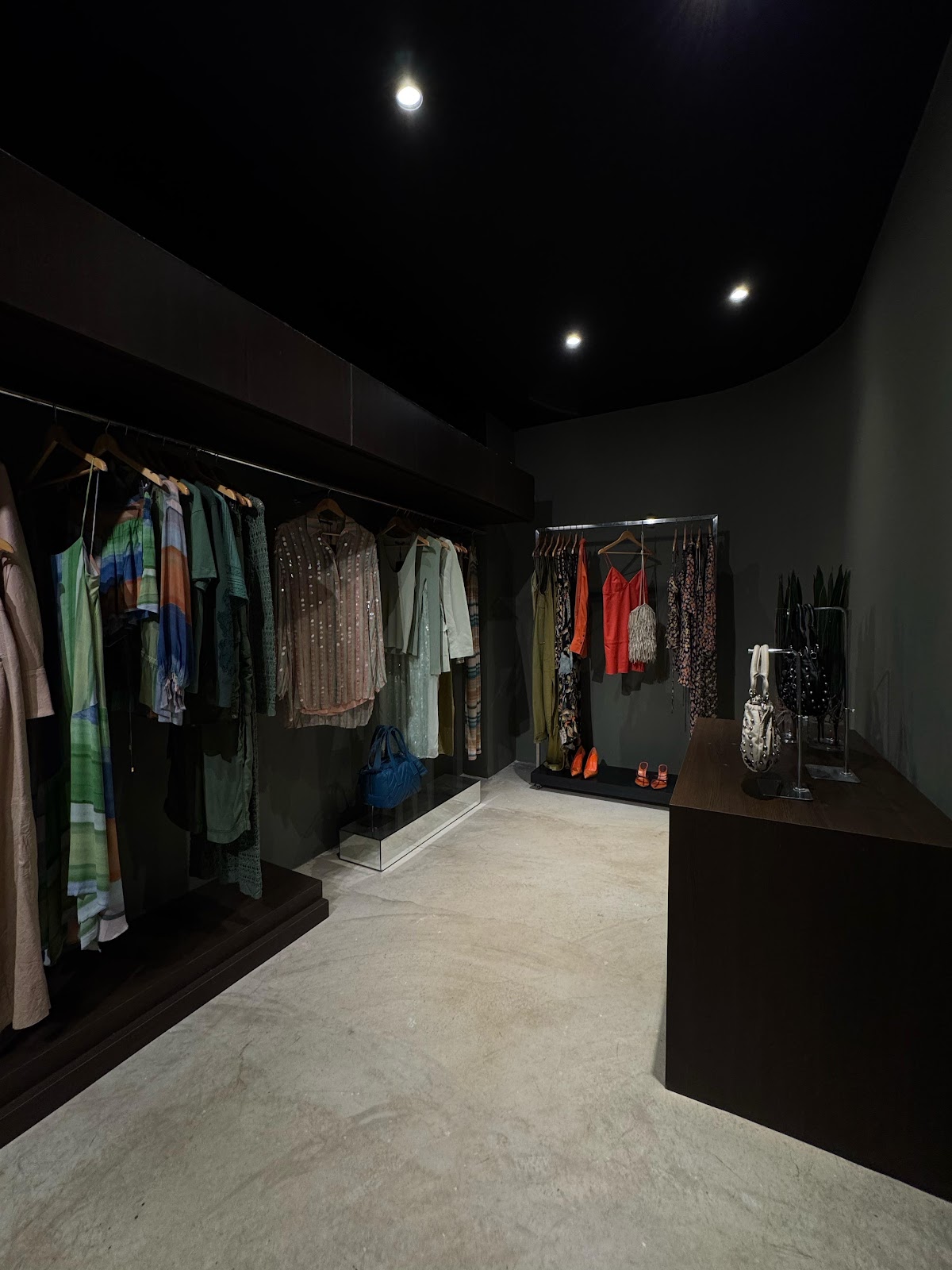 Look Animale — showroom Low Profile + Dreams