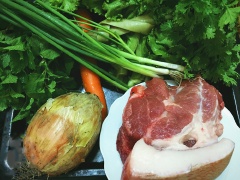 Chuẩn bị làm bún nem: Nấm hương, nấm mèo ngâm nước nóng cho nở. Miến ngâm với nước lạnh cho mềm. Thịt rửa sạch băm nhỏ, nên băm thịt sẽ ngon hơn là xay.