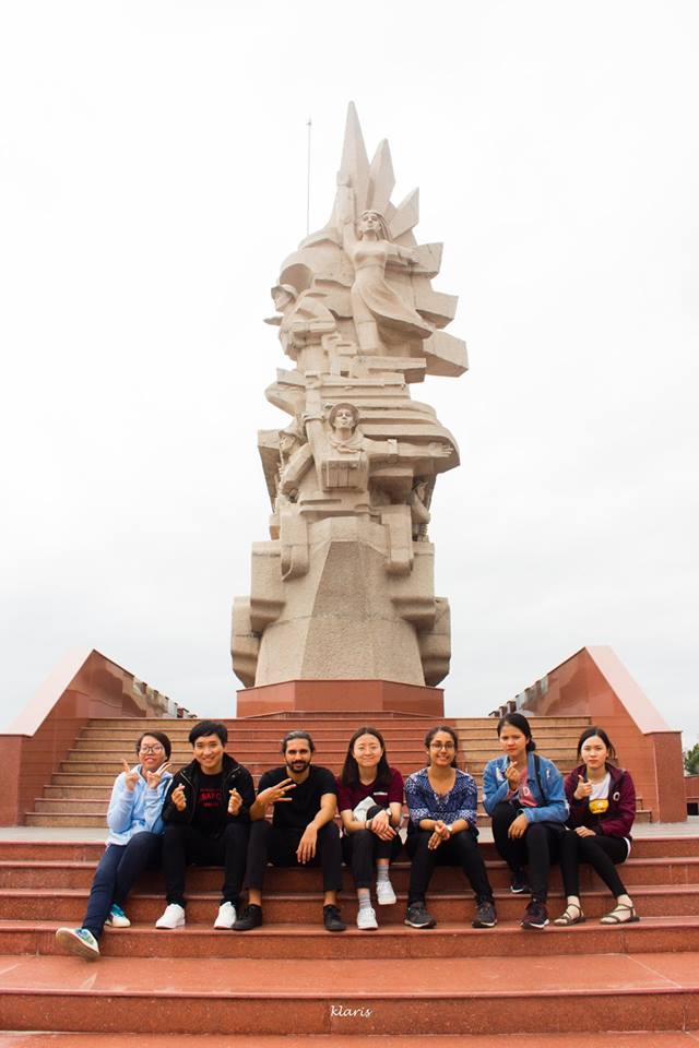 Tình nguyện viên nước ngoài và sinh viên DLA tham quan tại Công viên – Tượng đài Long An Trung dũng kiên cường toàn dân đánh giặc – Ảnh: FB Trang Nguyễn