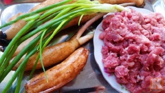 Củ sen gọt vỏ, rửa sạch, thái hạt lựu, ngâm vào âu nước có pha thêm chút giấm hoặc chanh để khỏi bị thâm. Sau đó vớt củ sen ra để thật ráo nước.