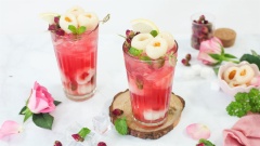 Nước trà mát lạnh thơm mùi hoa hồng, những trái vải tươi ngọt ngào, hương vị ly trà tươi mới như một buổi sớm ban mai. Nếu trót yêu hoa hồng hoặc thích nếm thử một hương vị trà mới lạ thì hãy làm thử món Trà vải hoa hồng cùng với Cooky bạn nhé!