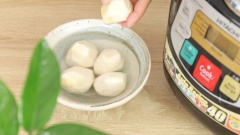 200gr khoai sọ đem gọt vỏ, ngâm nước muối rồi cắt thành những khúc vừa ăn.