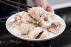 Cho cá vào bát ướp cùng 1/2 muỗng cà phê muối, 1/2 muỗng cà phê đường,1/2 muỗng cà phê tiêu, rượu, bột bắp, lòng trắng trứng và dầu ăn khoảng 10 phút. Cho chảo lên bếp, thêm dầu ăn vào chảo rồi đun nóng. Cho cá vào rán sơ qua cho đến khi cá xém cạnh. Gắp cá ra đĩa để riêng.