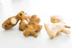 Gừng rửa sạch, cắt lát, bạn không cần phải băm nhỏ gừng nhưng phải loại bỏ các mầm non hay chất bẩn quanh thân gừng. Sau đó, các bạn cho gừng đã thái lát vào máy xay sinh tố xay thật nhuyễn gừng. Dùng vải mỏng hoặc rây vắt hết nước cốt gừng.