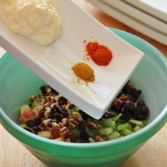 Cho sốt mayonnaise, bột cà ri và bột ớt vào sau cùng. Dùng muỗng nhẹ nhàng trộn đều các nguyên liệu với nhau. Nếu cảm thấy món salad hơi khô, có thể thêm sốt mayonnaise cho vừa ăn.