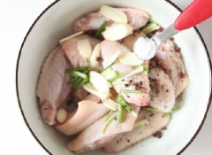 Tiếp theo, cho hành lá, gừng cùng gia vị 1 muỗng canh dầu hào, 1 muỗng canh đường trắng, 1 muỗng cà phê rượu trắng, 1/2 muỗng cà phê tiêu, 1 muỗng canh nước mắm vào, để khoảng 10 phút.