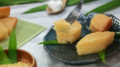 Bánh khoai mì nướng tuy nhiều công đoạn thực hiện nhưng mùi vị bánh khi hoàn thành bánh lại hấp dẫn vô cùng. Bánh có vị thơm của nước cốt dừa, vị béo bùi của bột khoai mì với đậu xanh. Cắn lớp ngoài vàng giòn nhưng bên trong vẫn giữ được độ mềm ẩm, rất đáng để thử phải không nào!