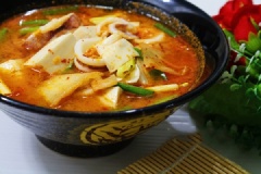 Mực vừa chín tới là tắt bếp, rắc thêm chút xíu tiêu và múc canh mực nấu kim chi ra tô để thưởng thức. Canh mực nấu kim chi đậm đà, vị chua cay, mực giòn ngọt thật ngon miệng.