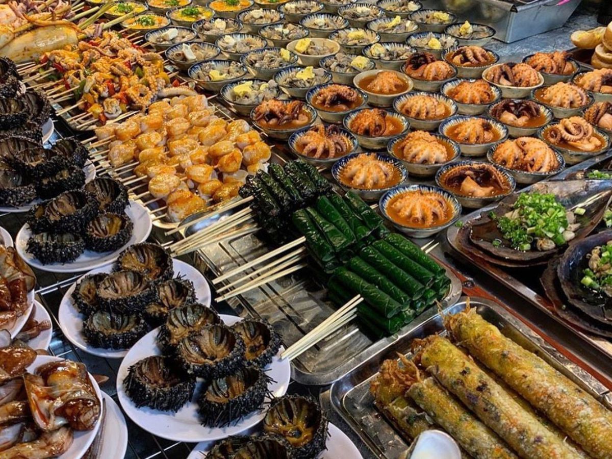 To&agrave;n cảnh kh&ocirc;ng kh&iacute; tấp nập, lung linh tại khu chợ đ&ecirc;m C&aacute;t B&agrave;