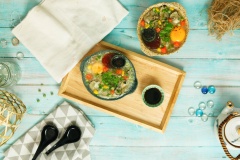 Múc súp hàu ra tô, cho trứng bắc thảo và trứng cút lên mặt súp. Rắc tiêu, hành ngò và nêm thêm 1 ít nước tương tùy khẩu vị, vậy là bạn đã có một chén súp hàu trứng bắc thảo chất lượng không thua kém gì ngoài hàng quán rồi. Cách làm súp hàu trứng bắc thảo theo cách của bếp Cooky vừa ngon vừa bổ dưỡng, chắc chắn cả gia đình sẽ thích thú cho xem.