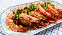 Cho tôm ra đĩa, rưới đều mỡ hành lên tôm là xong rồi! Món ăn ngấm đều gia vị, giòn và cộng với chút beo béo của mỡ hành rất ngon.