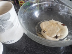 Trộn đều bột đã ủ với 50g nho khô và 1 muỗng cà phê đường rồi dàn mỏng ra, rắc thêm bột mì để chống dính.