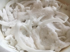 Cho hết dừa vào âu rồi cho 550gr đường vào xóc đều lên, để khoảng 1 tiếng cho đường tan. Bạn nhớ thi thoảng đảo cho dừa ngấm đều nhé!