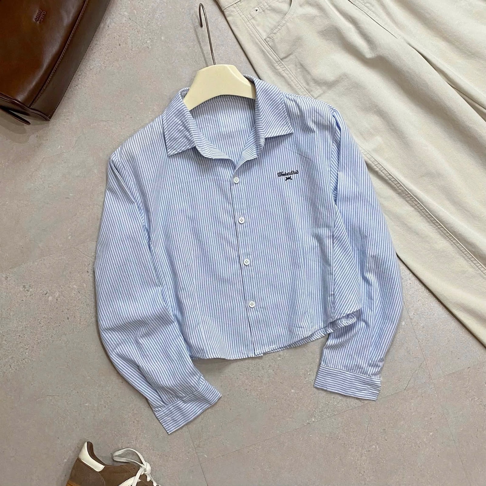Áo sơ mi croptop dài tay sọc thêu chữ weekendhoub XONXEN SHOP A800 – Image 2