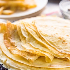Thưởng thức thôi nào. Bạn gập bánh lại làm 4, ăn kèm mứt hoặc sốt trái cây và kem chua hoặc kem lạnh nhé.